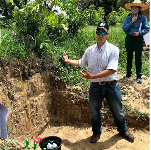 Dr. Landon describing physical properties of soil in a training series on the Fundamentals 
of Soil Science. ECHO Asia Small Farm Resource Center, Chiang Mai, Thailand.